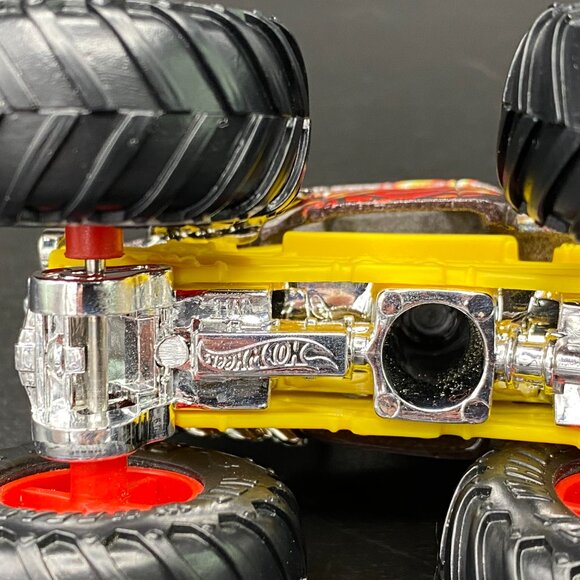 Hot Wheels Bone Shaker Color Shifters 1:64 Diecast Monster Truck - Picture 13 of 16